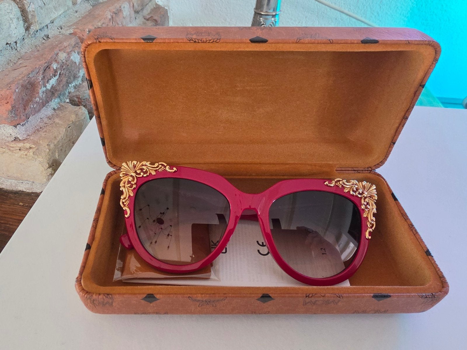 MCM Zonnebril Rood met Gouden Details, Overige merken, Zonnebril, Ophalen of Verzenden, Zo goed als nieuw