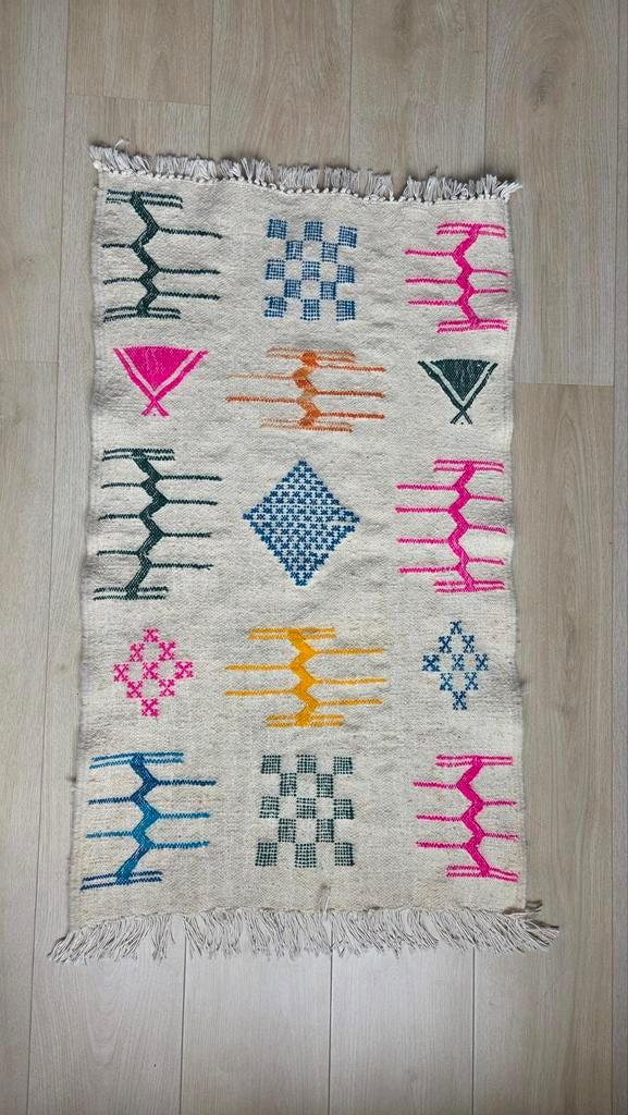 Handgemaakt Marokkaans kleed – kleurrijk Berber stijl, Huis en Inrichting, Stoffering | Tapijten en Kleden, Wit, 100 tot 150 cm