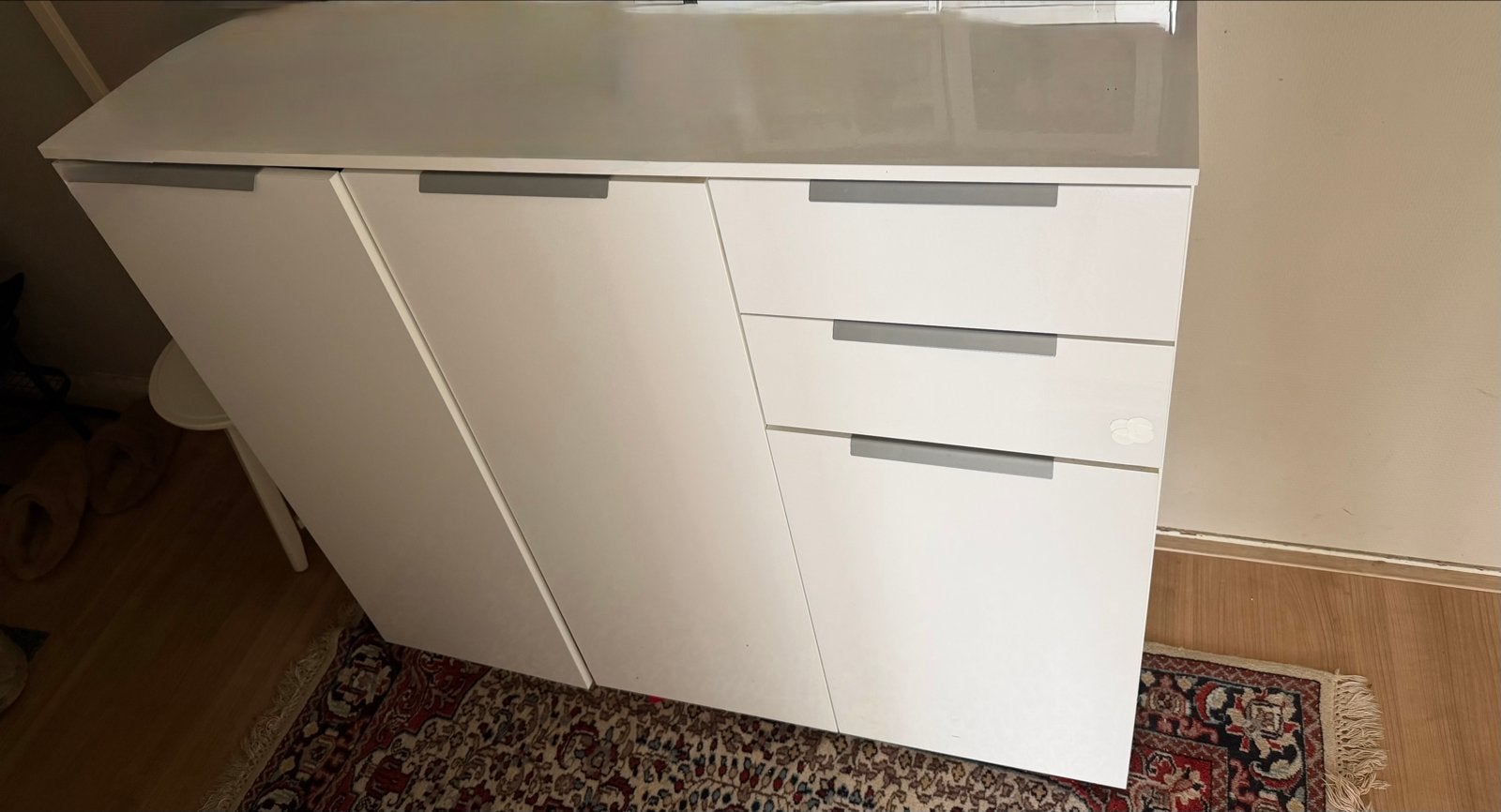 Moderne witte kast met lades en deuren, Huis en Inrichting, Kasten | Dressoirs, Ophalen, Gebruikt, 100 tot 150 cm, Met lade(s)