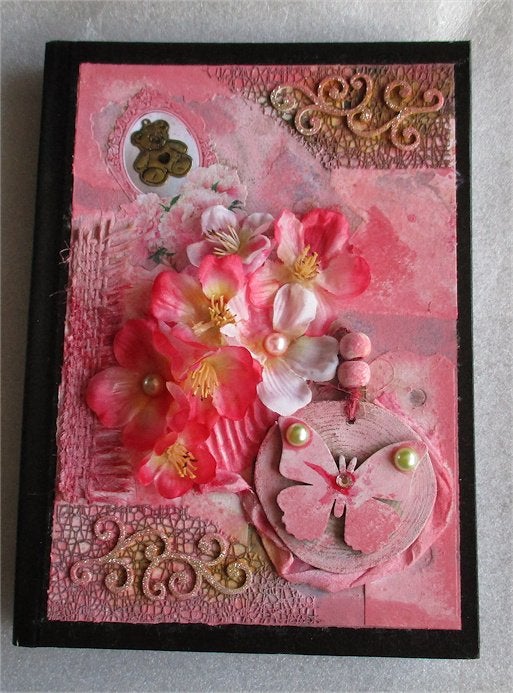 BB.Design - Mixed Media Art Journal Cover - vlinder roze, Hobby en Vrije tijd, Knutselen, Handgemaakt, Overige typen, Nieuw, Ophalen of Verzenden