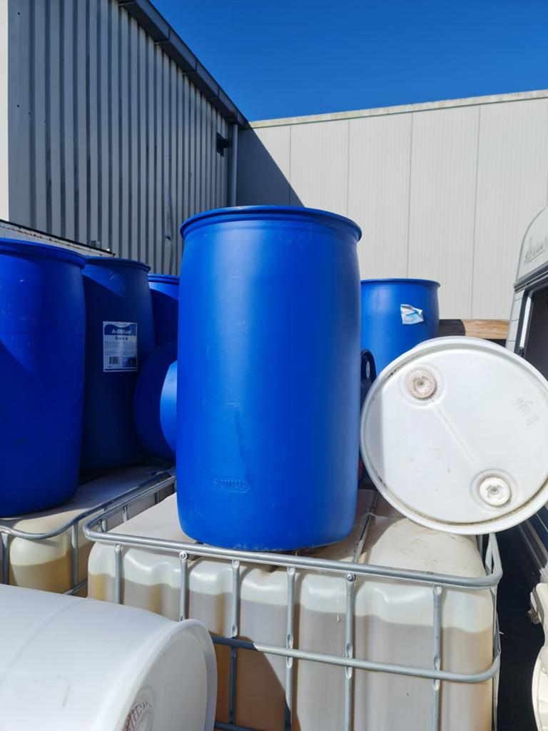 200 liter kunststof blauwe tonnen., 150 liter of meer, Ophalen, Gebruikt, Kunststof