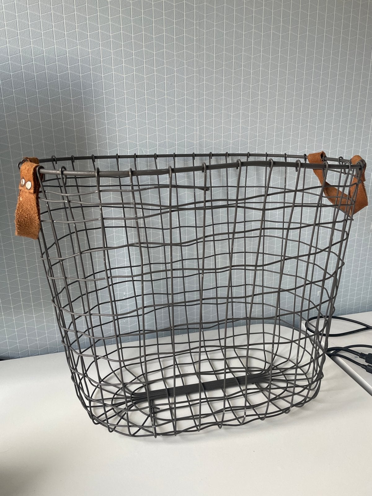 Metalen draadmand met leren handvatten, Huis en Inrichting, Met handvatten, Gebruikt, Mand, Ophalen of Verzenden