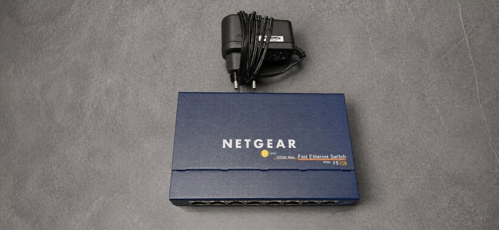 🌐Netgear FS108 8-Poorts Ethernet Switch Metaal 10/100 Mbps✅, Gebruikt, Netgear, Ophalen of Verzenden, N.v.t