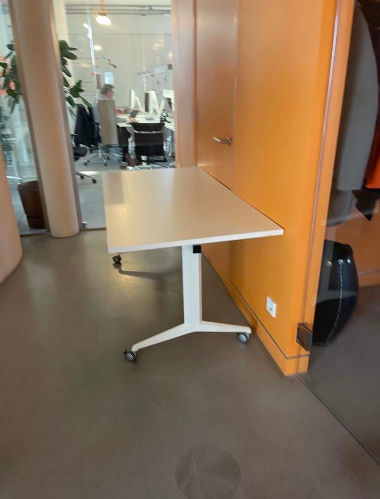Wit verstelbaar bureau met wielen, Ophalen, Zit-sta bureau, Gebruikt, In hoogte verstelbaar