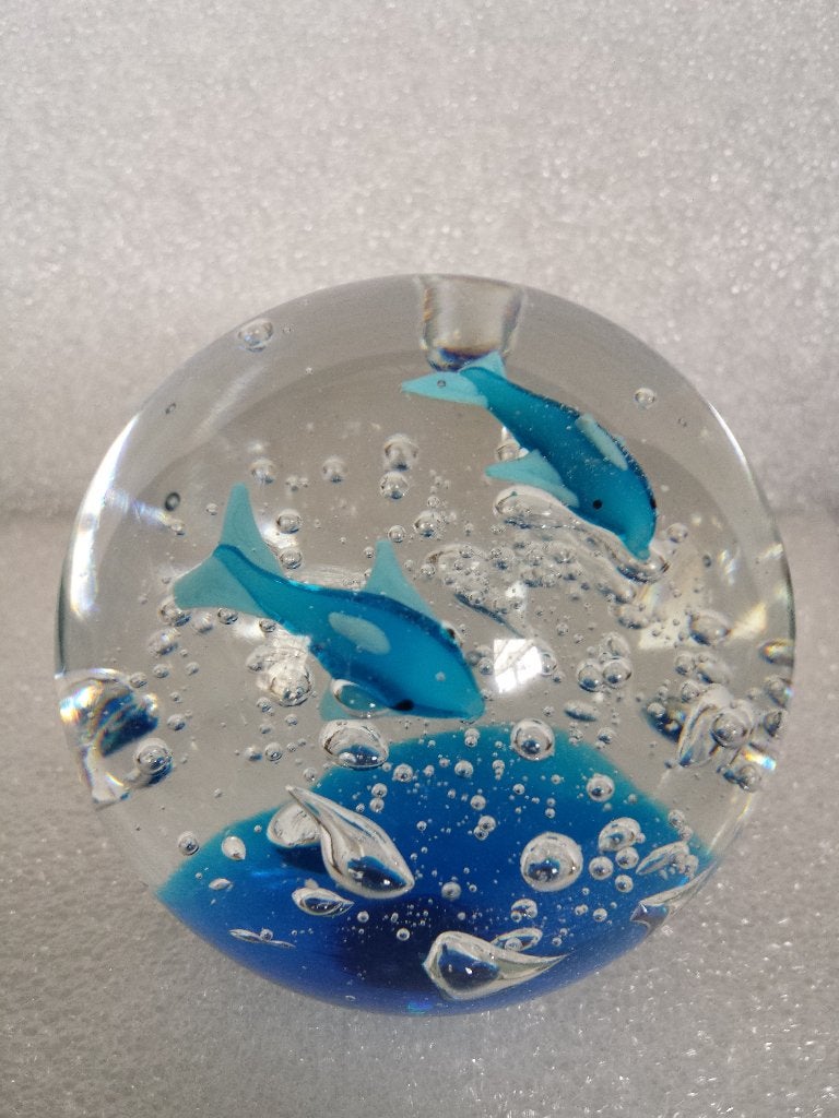 Presse Papier met DOLFIJNEN <>  Zware glazen BAL, Hoog 7 cm, Ophalen of Verzenden
