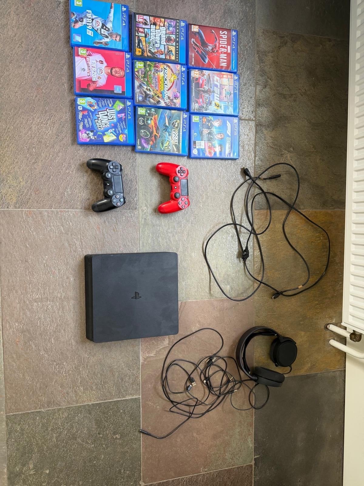 PlayStation 4 Slim met 2 controllers, 9 games en headset, Ophalen, Met 2 controllers, Slim, 500 GB
