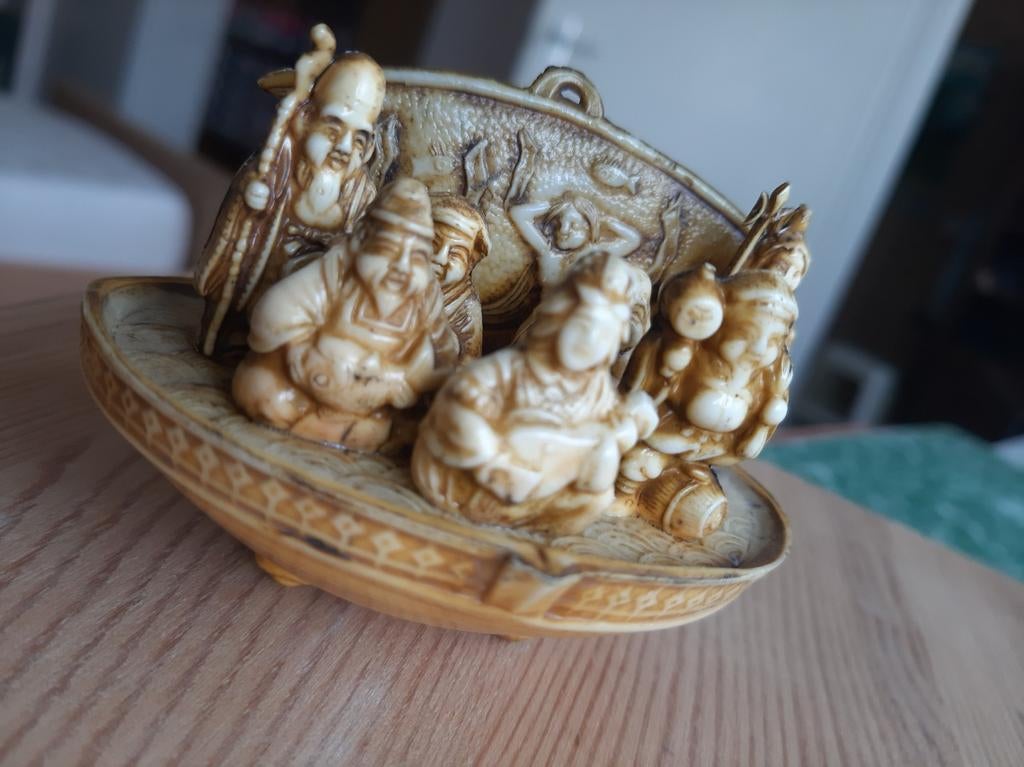 Japans miniatuur beeldjes 7 netsuke figuurtjes in een schelp, Ophalen of Verzenden