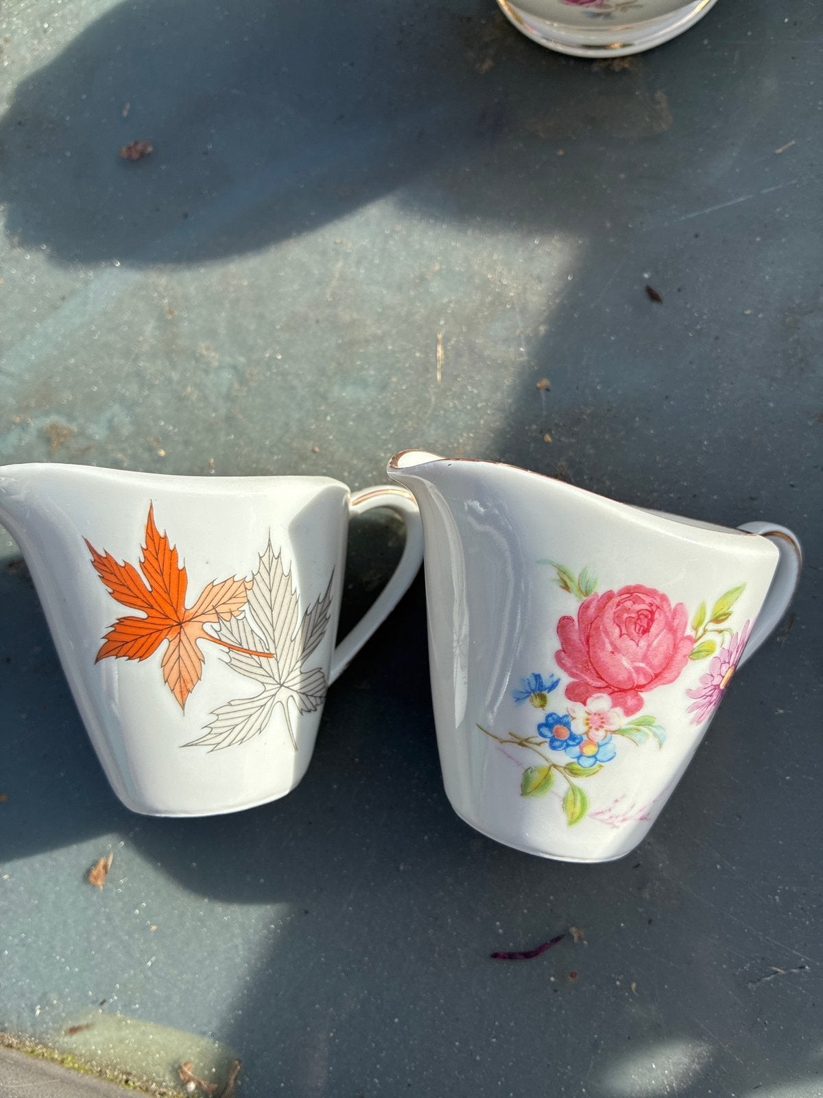 Set van 2 vintage melkkannetjes - Bloemen & Bladeren, Antiek en Kunst, Ophalen
