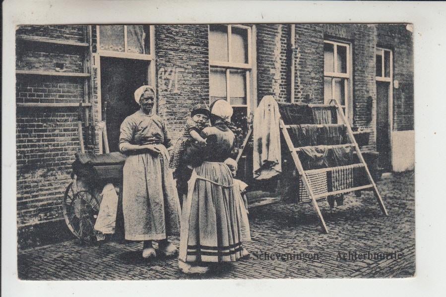 Scheveningen - Klederdracht, Achterbuurtje, Ophalen of Verzenden, 1920 tot 1940, Gelopen, Zuid-Holland