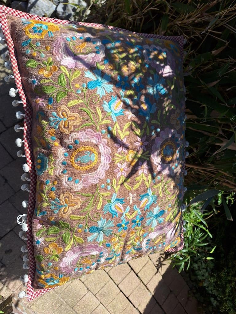Pip Home Kussen met Geborduurde Bloemen en Pompons, Huis en Inrichting, Ophalen of Verzenden, Zo goed als nieuw, Overige kleuren