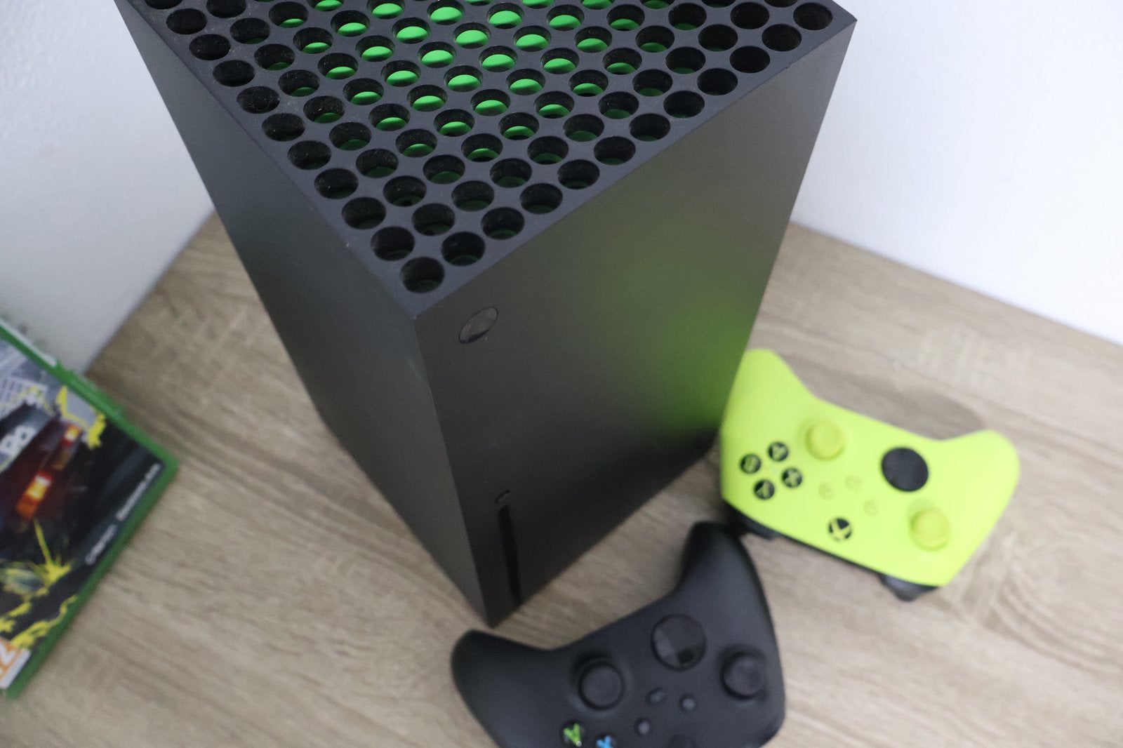 Foto 3 van Xbox Series X 1TB 8K + 2 Controller’s + 8 Spellen
