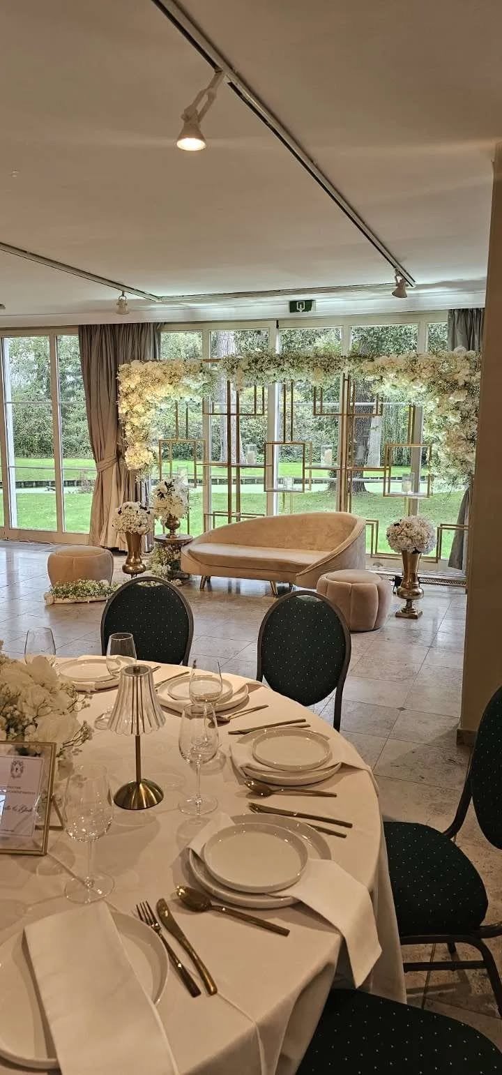 Luxe bank met backdrop voor evenementen (excl. poefjes), Ophalen, Luxe, Modern, Evenement, Tweepersoons, Zo goed als nieuw