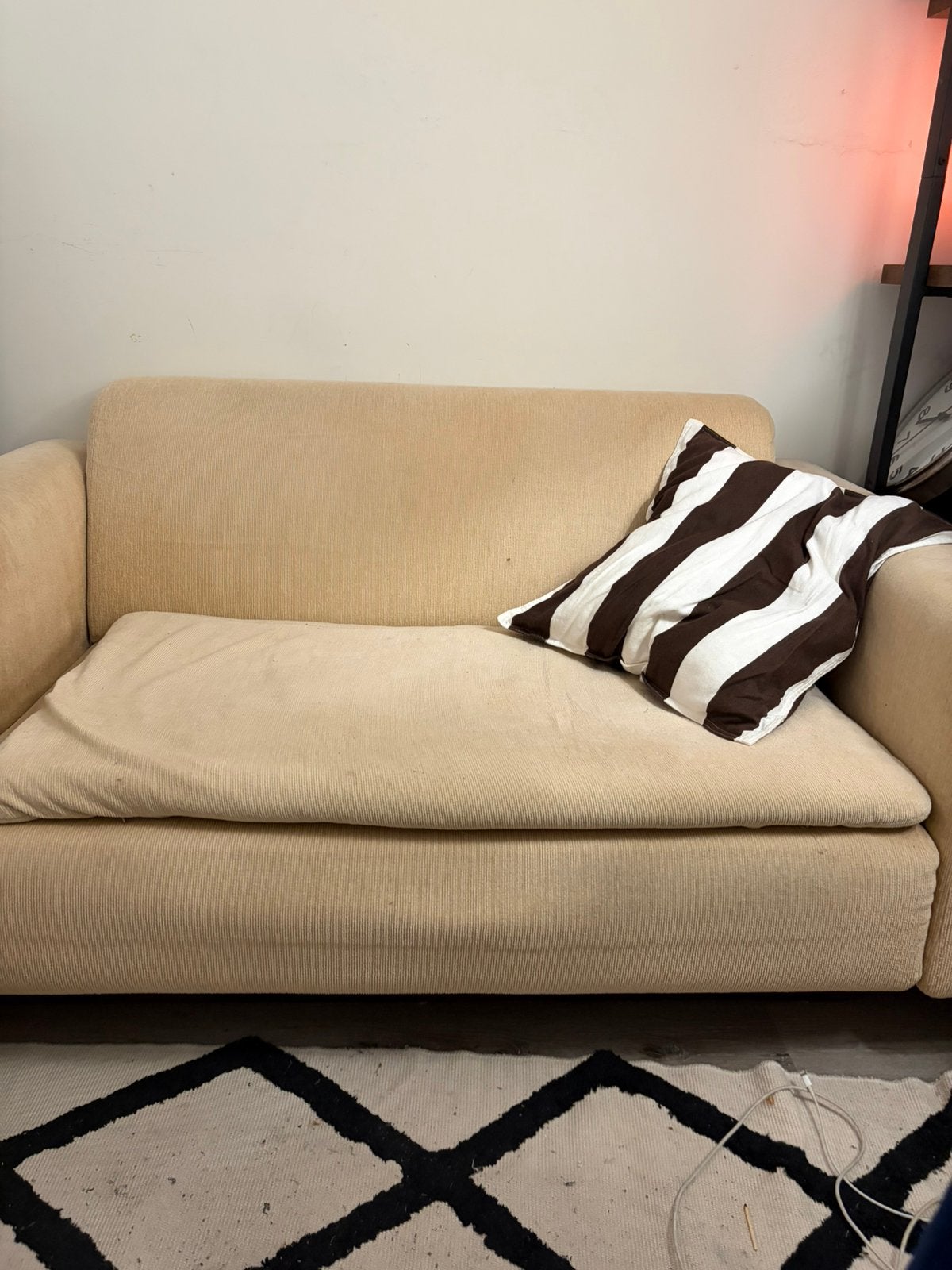 Comfortabele bank met afneembaar en wasbaar kussen, Huis en Inrichting, Banken | Sofa's en Chaises Longues, Ophalen, 150 tot 200 cm