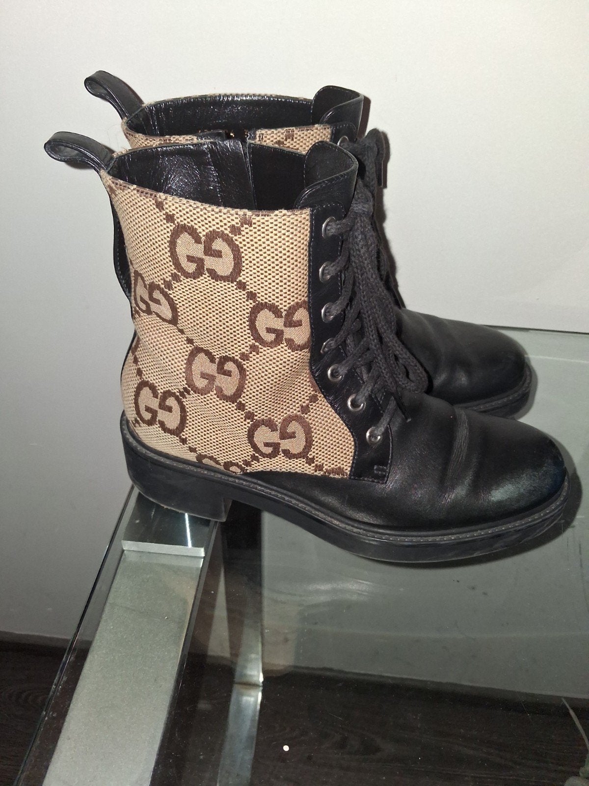 Gucci enkellaarzen zo goed als nieuw - Maat 38, Gucci, Ophalen of Verzenden, Zo goed als nieuw, Lage of Enkellaarzen
