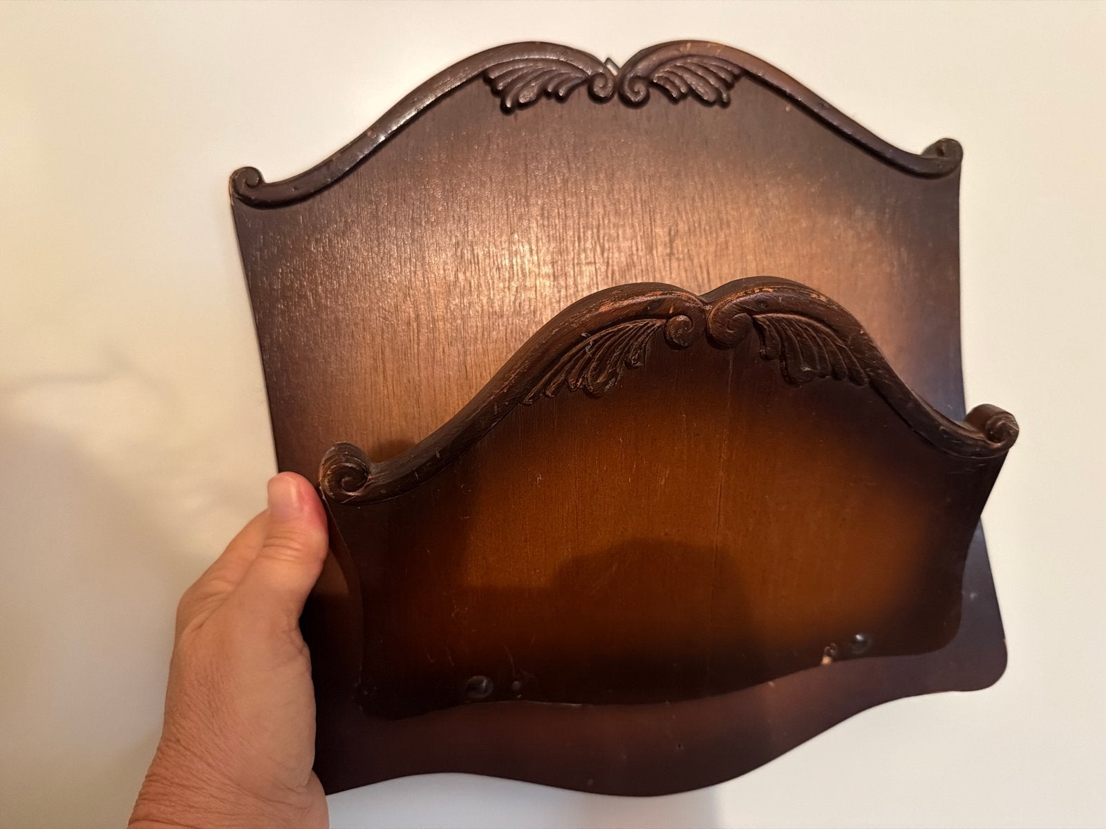 Oude houten krantenhouder met sierlijke details, Huis en Inrichting, Gebruikt, Wandmontage, Hout, Krantenbak