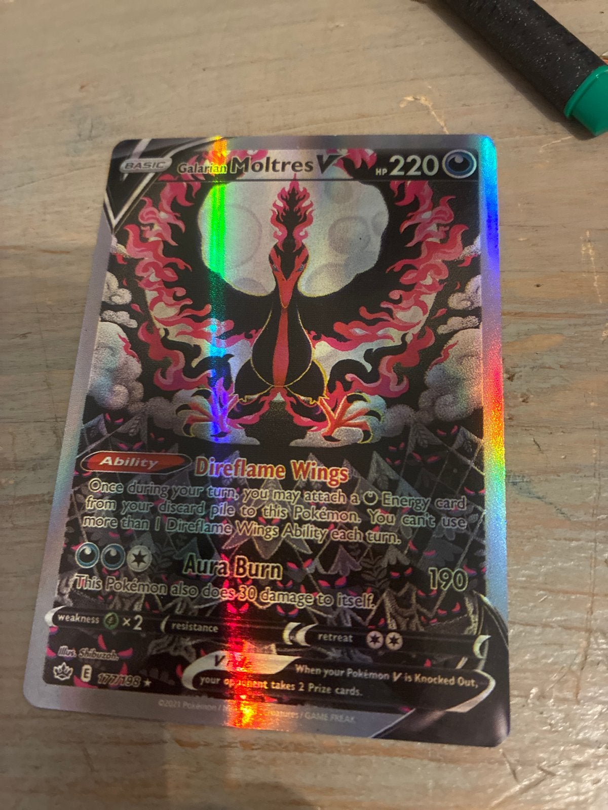 Galarian Moltres V Holofoil Rainbow Pokémon Kaart, Hobby en Vrije tijd, Ophalen of Verzenden, Zo goed als nieuw, Losse kaart, Foil
