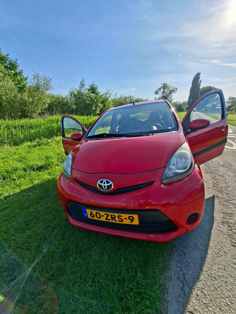 Toyota Aygo 1.0 12V Vvt-i 5DRS 2012 Rood, Particulier, 3 cilinders, 915 kg, Rood