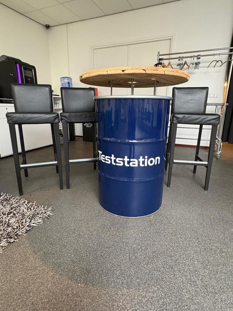 Grote ijzeren ton als staantafel blauw met barkrukken, Ophalen