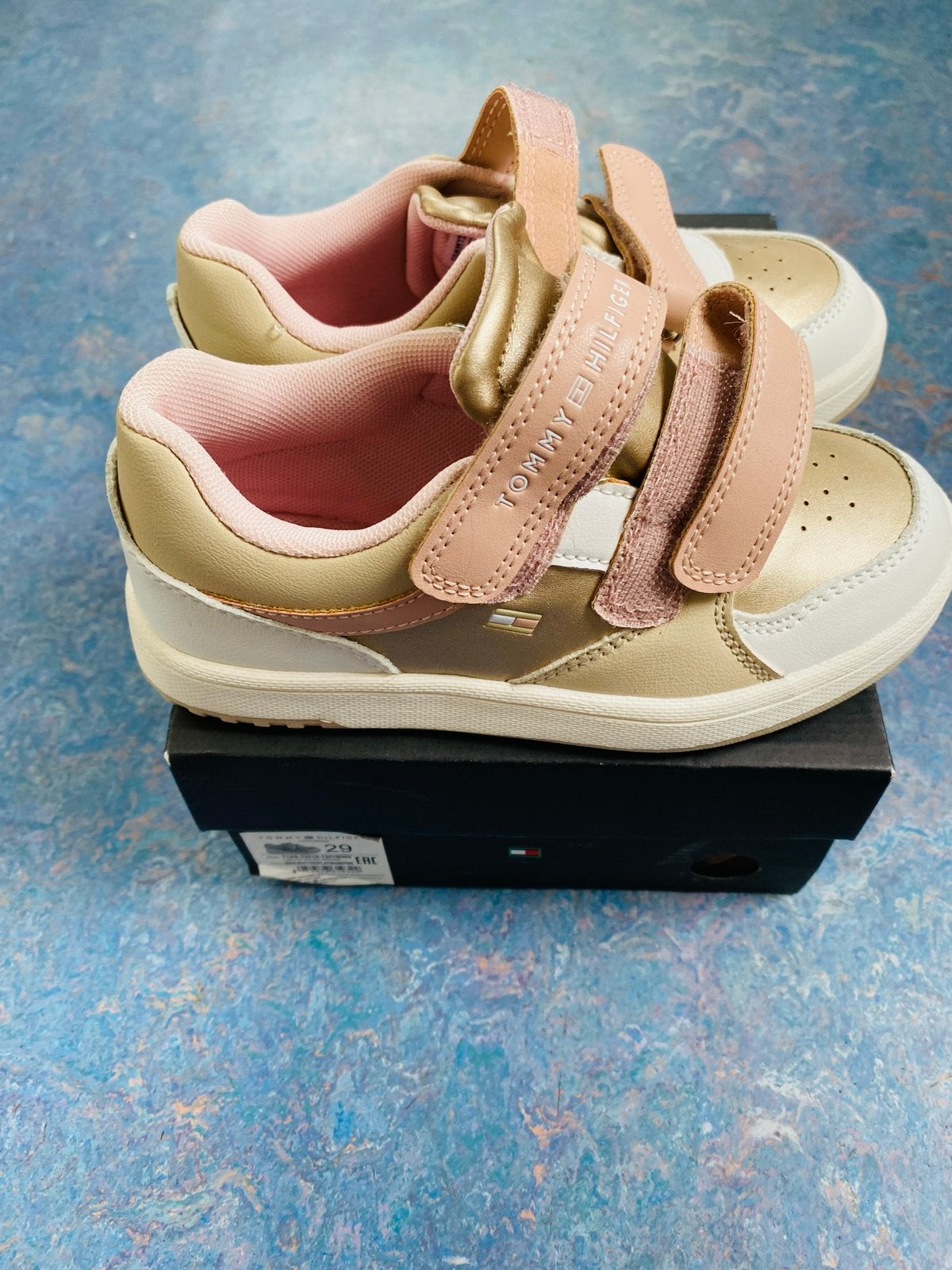 Nieuwe Tommy Hilfiger sneakers maat 29, Jongen of Meisje, Schoenen, Nieuw, Ophalen of Verzenden