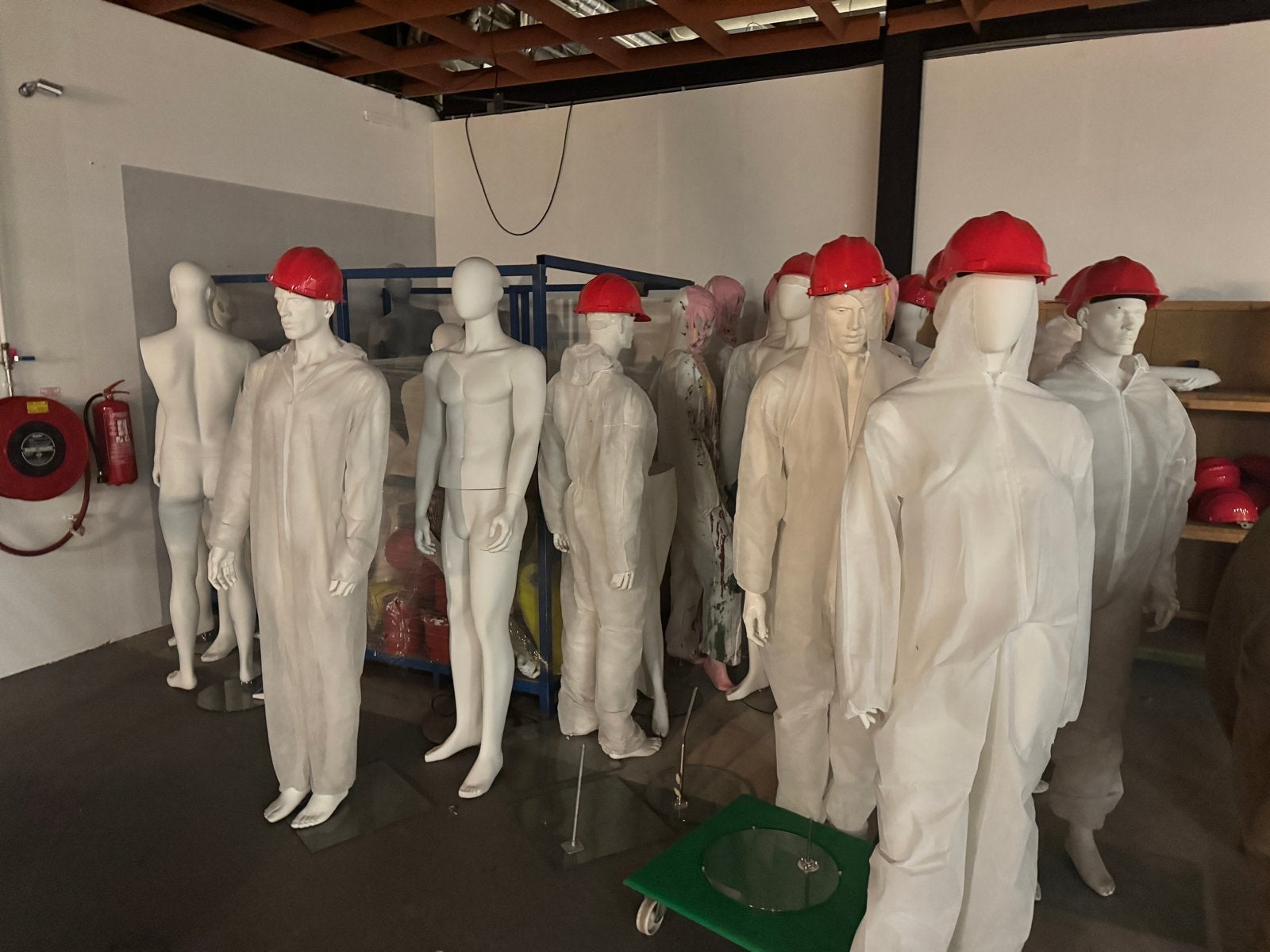 Partij paspoppen / mannequins, Ophalen