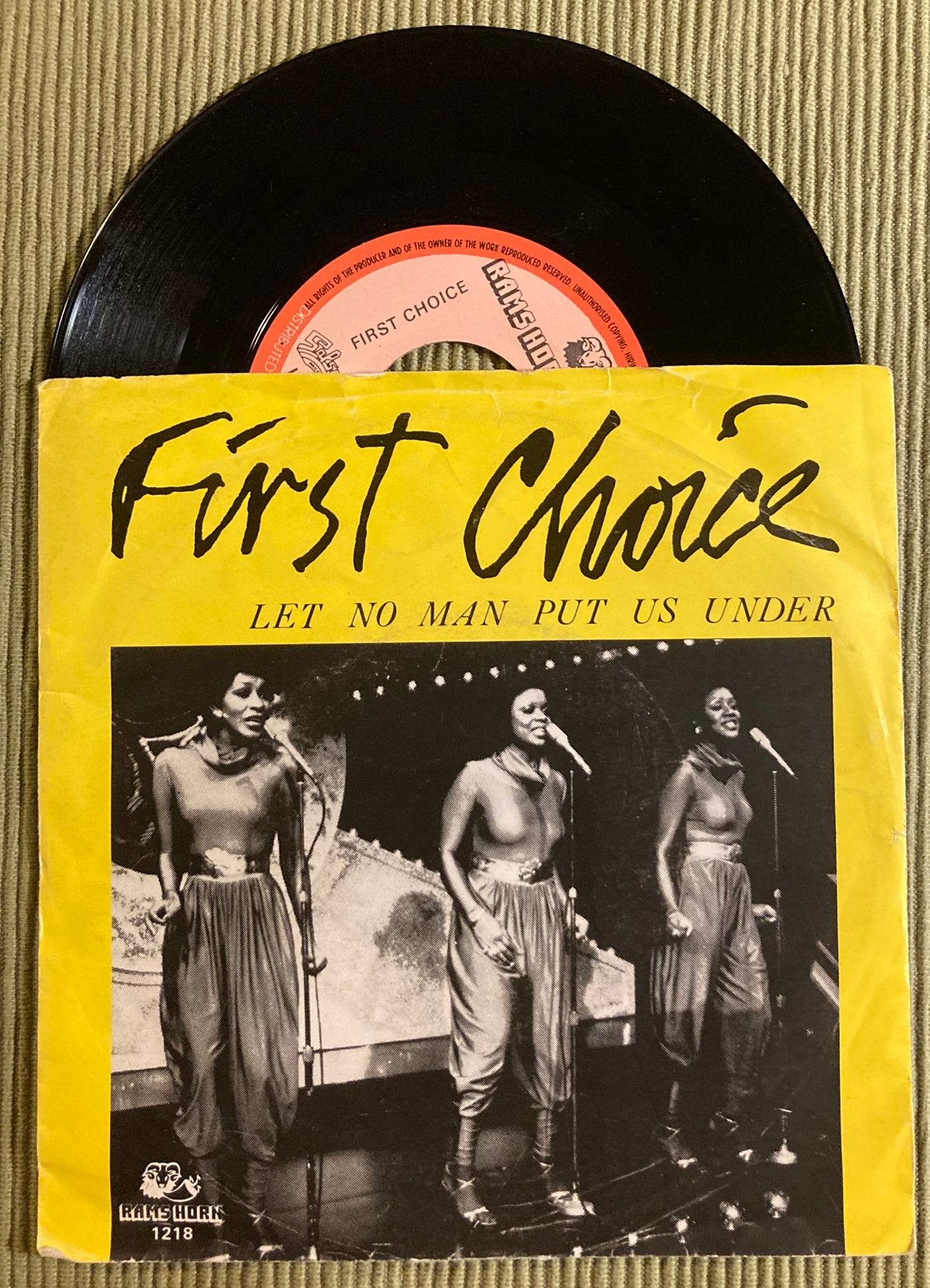 Vinyl single First Choice - Let no man put us under, Gebruikt, 7 inch, Ophalen of Verzenden, Dance en House