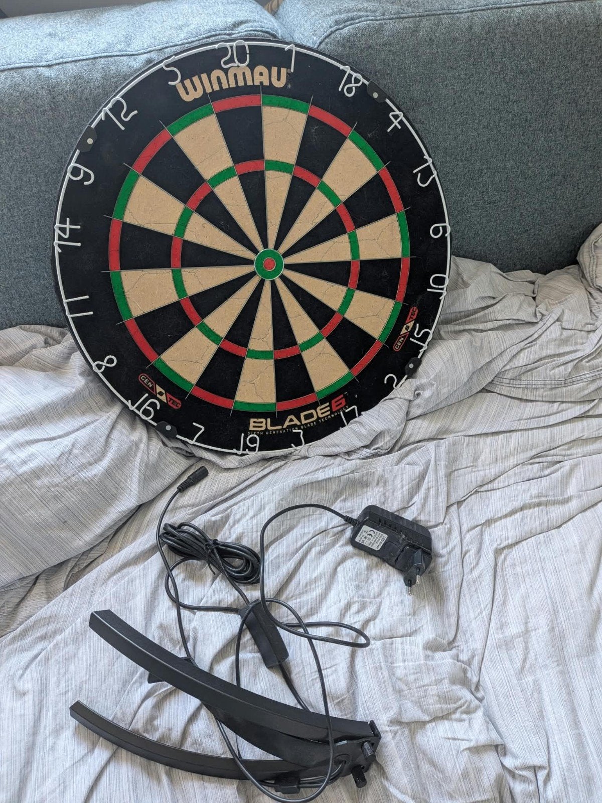 Winmau Blade 6 Dartbord + LED Boogverlichting, Sport en Fitness, Darts, Ophalen, Zo goed als nieuw, Dartbord