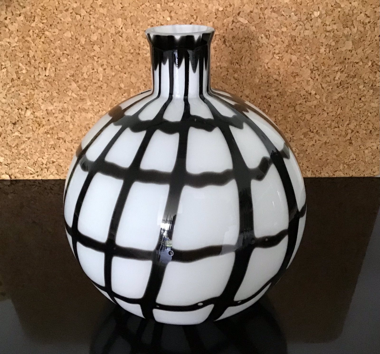 Murano glazen ronde vaas zwart op wit, Antiek en Kunst, Ophalen, Vaas, Wit, Glas