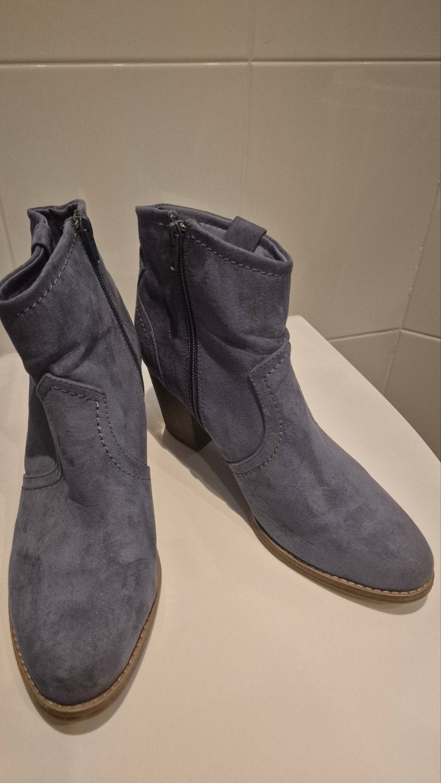 Blauwe enkellaarsjes, suède look, maar 40 - zgan, Blauw, Lage of Enkellaarzen, Ophalen of Verzenden, Zo goed als nieuw