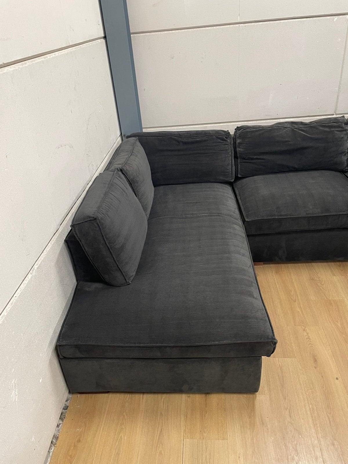 Mooie luxe woood zwarte ribstof hoekbank - GEREINIGD!!!, Huis en Inrichting, Banken | Bankstellen, Ophalen, Zo goed als nieuw