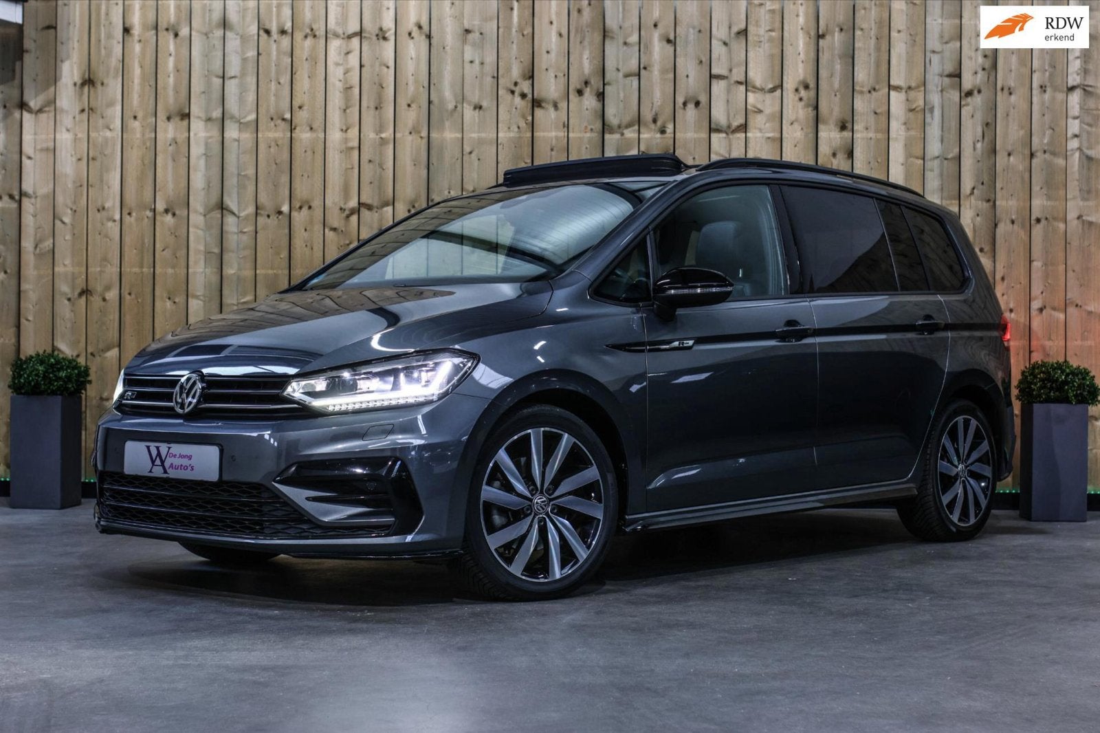 Volkswagen Touran 1.5 TSI 3X R-Line 7p *pano*leder*keyless*, 1498 cc, 4 cilinders, Lichtsensor, 7 stoelen