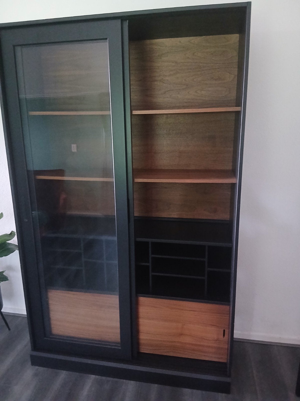 Zwarte kast met glazen schuifdeuren en houten planken, Ophalen