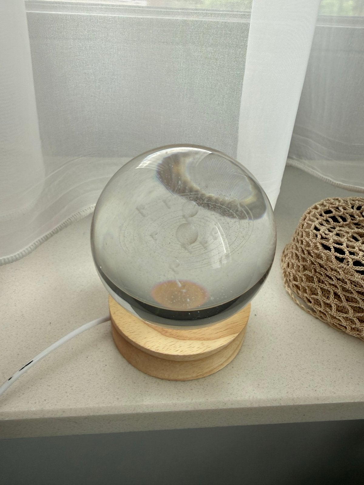 Glazen bol lampje met houten voet - Sfeervolle verlichting, Wit, Overige merken, Overige fittingen, Ophalen of Verzenden