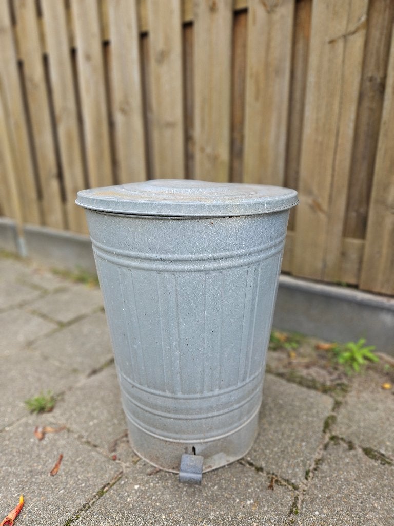 Zinken vuilnisemmer, Ophalen