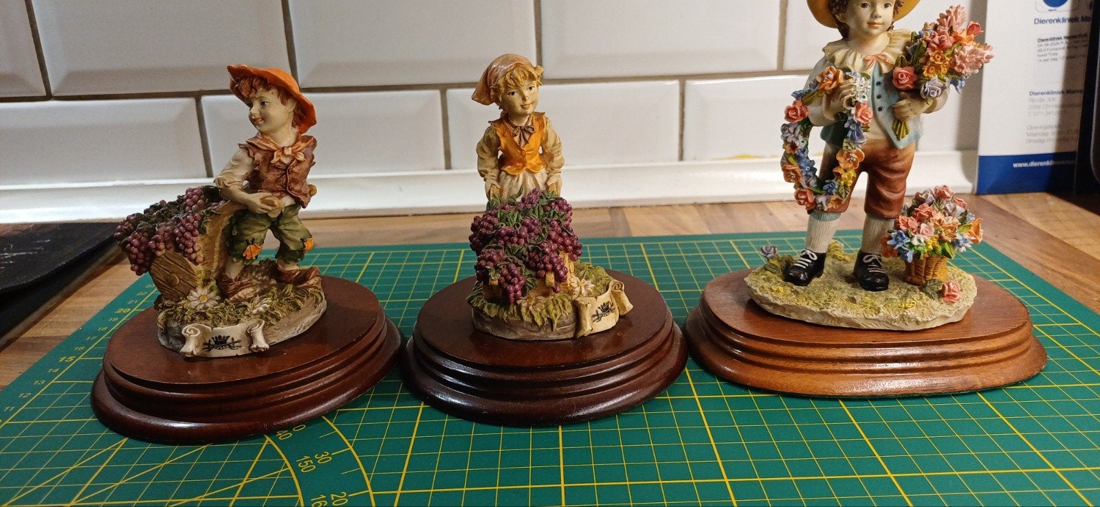 LeonardoCollection Beeldjes: Lente en Druivenoogst (3 stuks), Ophalen of Verzenden, Zo goed als nieuw, Mens