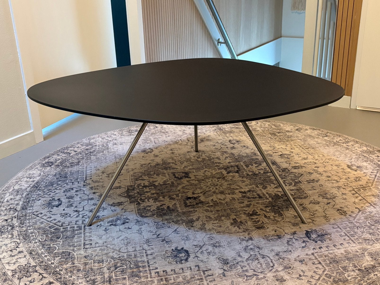 Leolux salontafel Liliom 611-903, Ophalen, 100 tot 150 cm, 50 tot 100 cm, Zo goed als nieuw