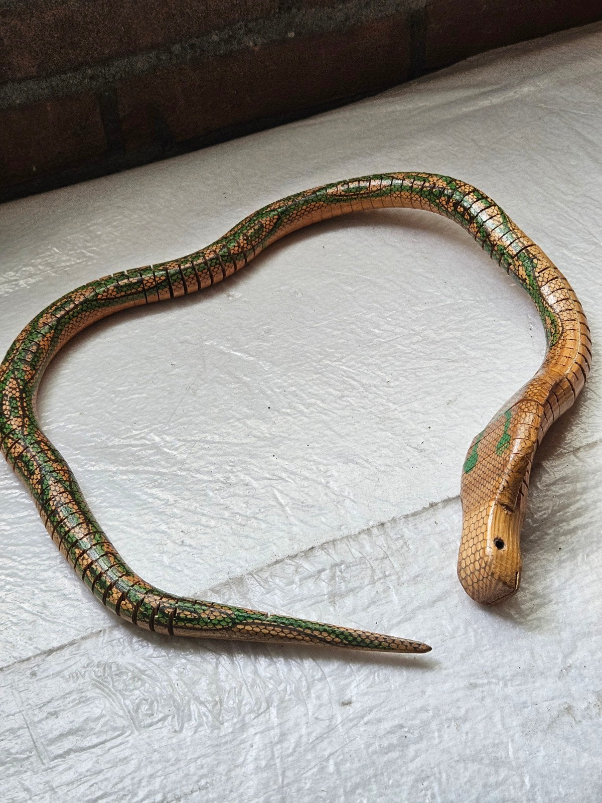 Decoratieve houten slang - Handgesneden en beschilderd, Hout, Gebruikt, Meerkleurig, Overige stijlen