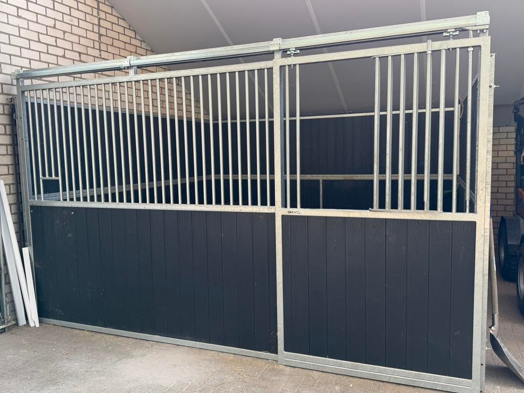 Paardenstal paardenbox., Stalling, 2 of 3 paarden of pony's