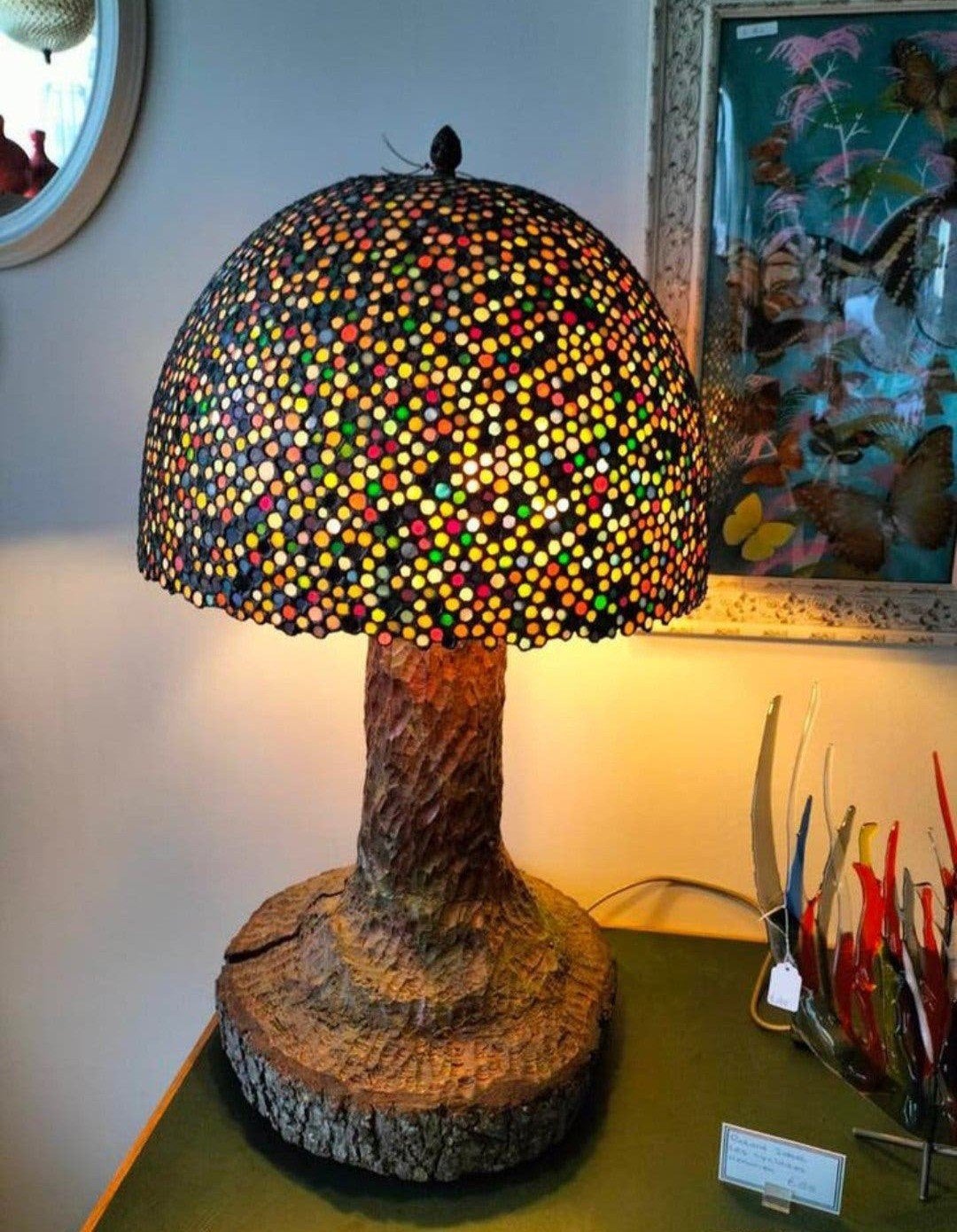 Unieke Tafellamp met Tiffany style glazen Kap en Houten Voet, Ophalen, Gebruikt, Vintage, Sfeerlamp