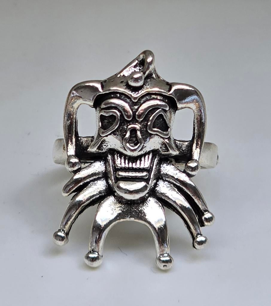 Zilverkleurige Jester Ring - Uniek Design, Sieraden, Tassen en Uiterlijk, Ringen, Overige materialen, Nieuw, Ophalen of Verzenden