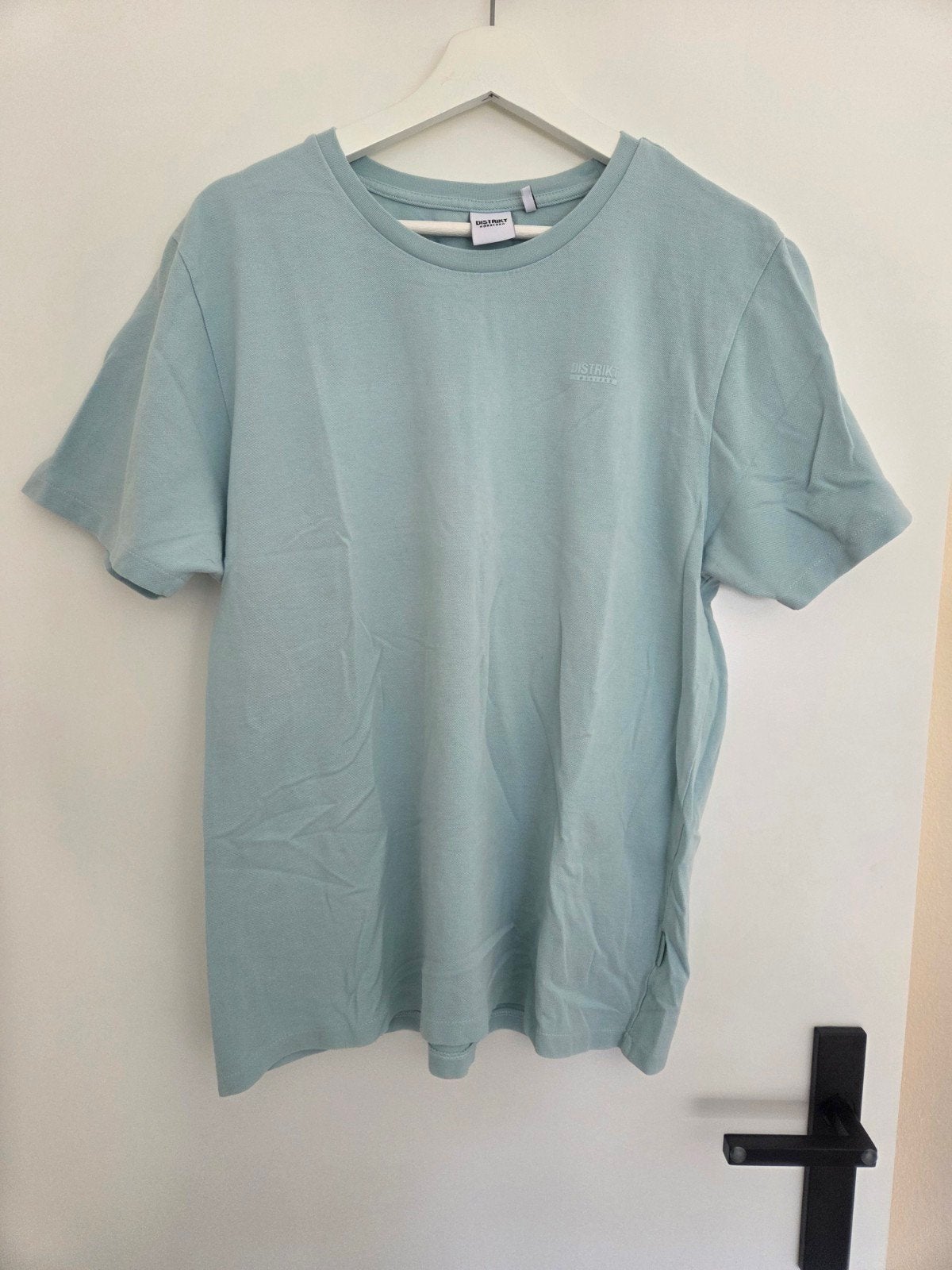 T-shirt Distrikt, Blauw, Overige maten, Ophalen of Verzenden, Zo goed als nieuw
