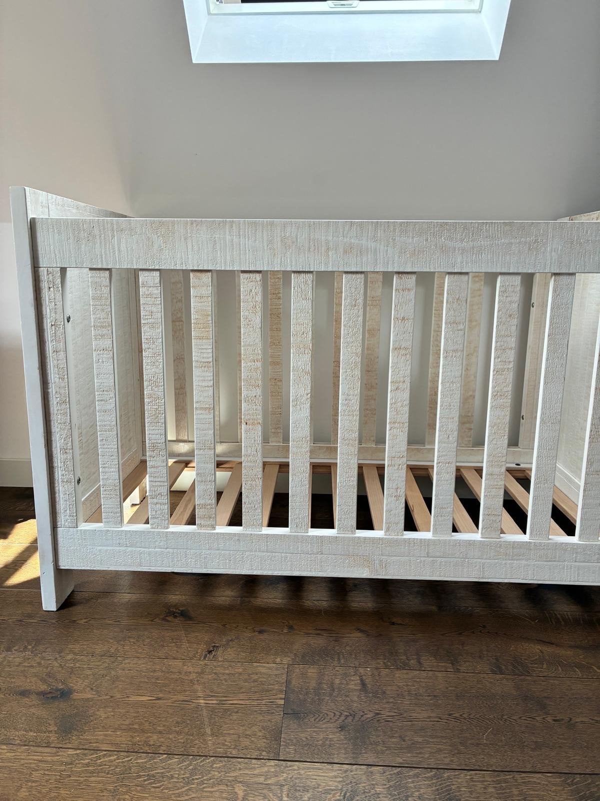 Wit houten ledikant met verstelbare bodem, Kinderen en Baby's, Ophalen, Gebruikt, Ledikant