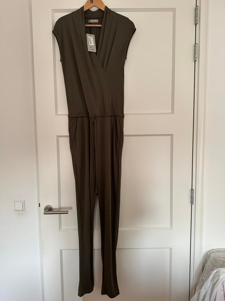 NIEUW Jumpsuit olijfgroen Moscow maat XS valt als 36/S, Kleding | Dames, Jumpsuits, Ophalen of Verzenden, Zo goed als nieuw, Maat 36 (S)