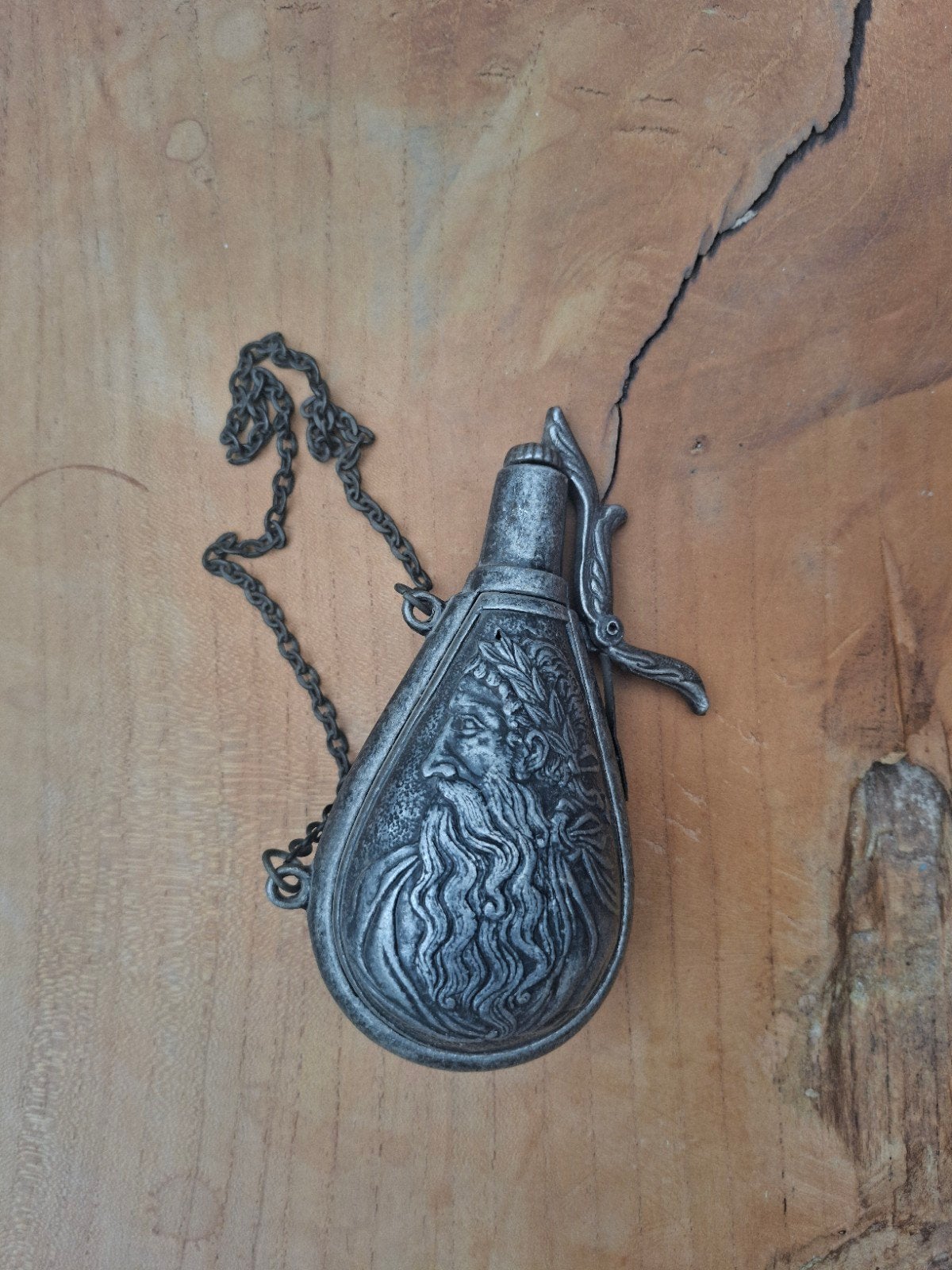 Antieke tinnen kruitfles met reliëfdecoratie, Antiek en Kunst, Antiek | Tin, Ophalen of Verzenden