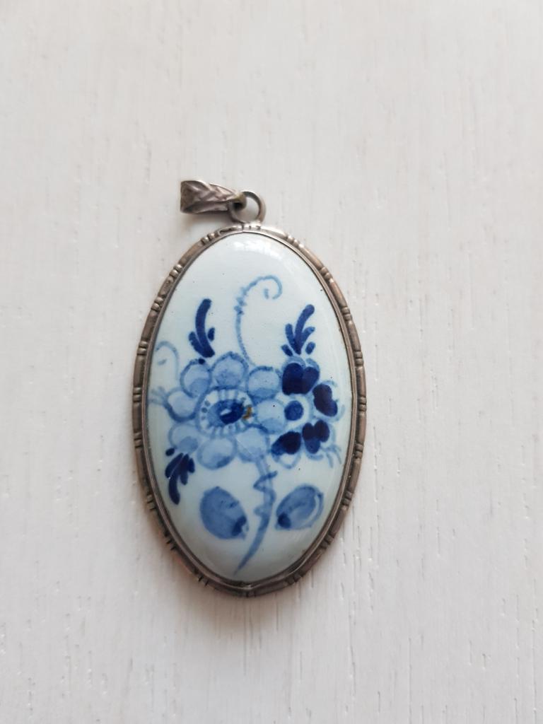 Delfts blauwe hanger GEMERKT, Sieraden, Tassen en Uiterlijk, Antieke sieraden, Ophalen of Verzenden, Zilver, Hanger