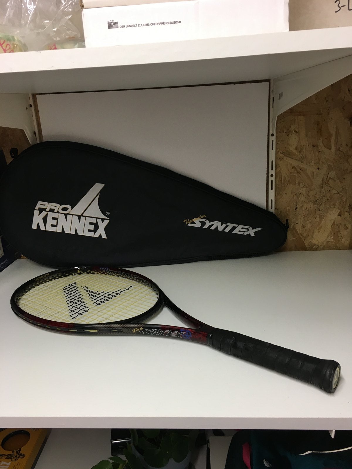 Pro Kennex Syntex Tennis Racket in Hoes, Sport en Fitness, Tennis, Ophalen of Verzenden, Zo goed als nieuw, Racket, Overige merken