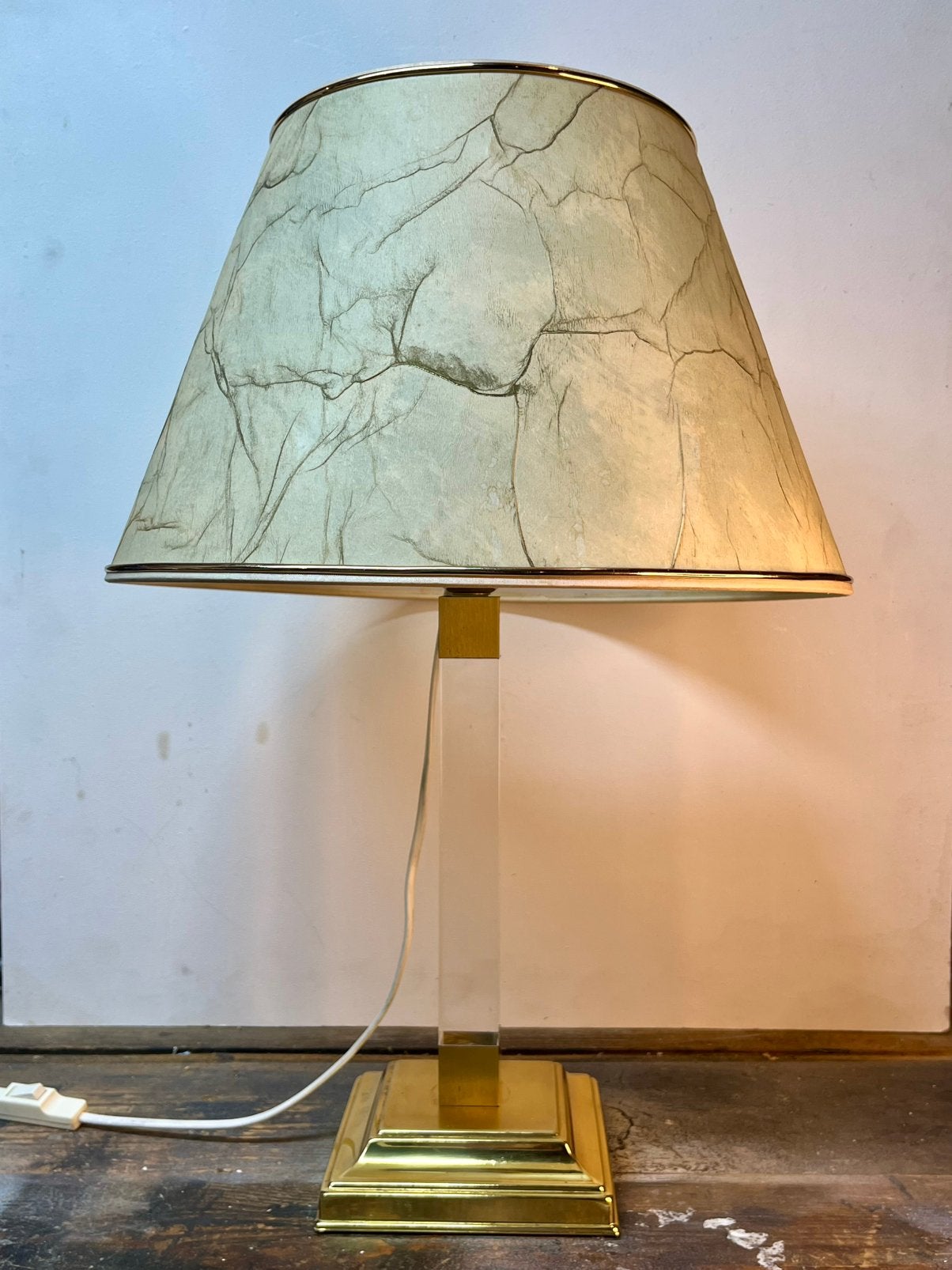 Vintage Hollywood regency style lamp met doorzichtige voet, Ophalen of Verzenden, Gebruikt, Metaal