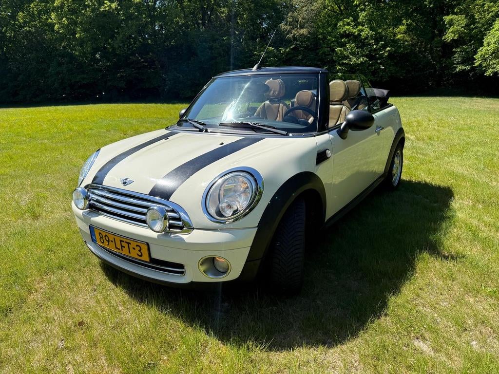 Mini 1.6 ONE Cabrio 2010 Wit, Auto's, Mini, Voorwielaandrijving, 4 cilinders, Cabriolet, 4 stoelen
