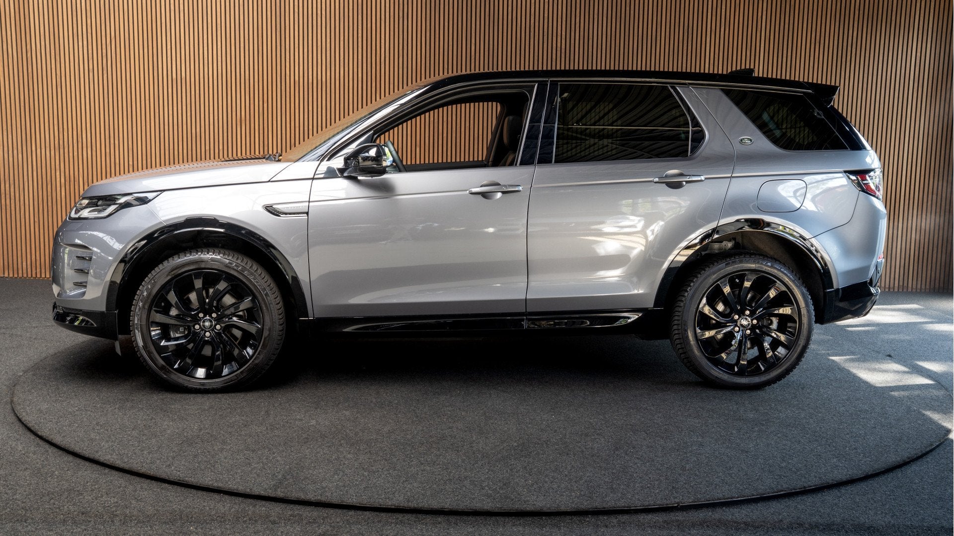Land Rover Discovery Sport 1.5 P270e Dynamic SE Full Options, Auto's, Automaat, Dealer onderhouden, Zwart, Discovery Sport