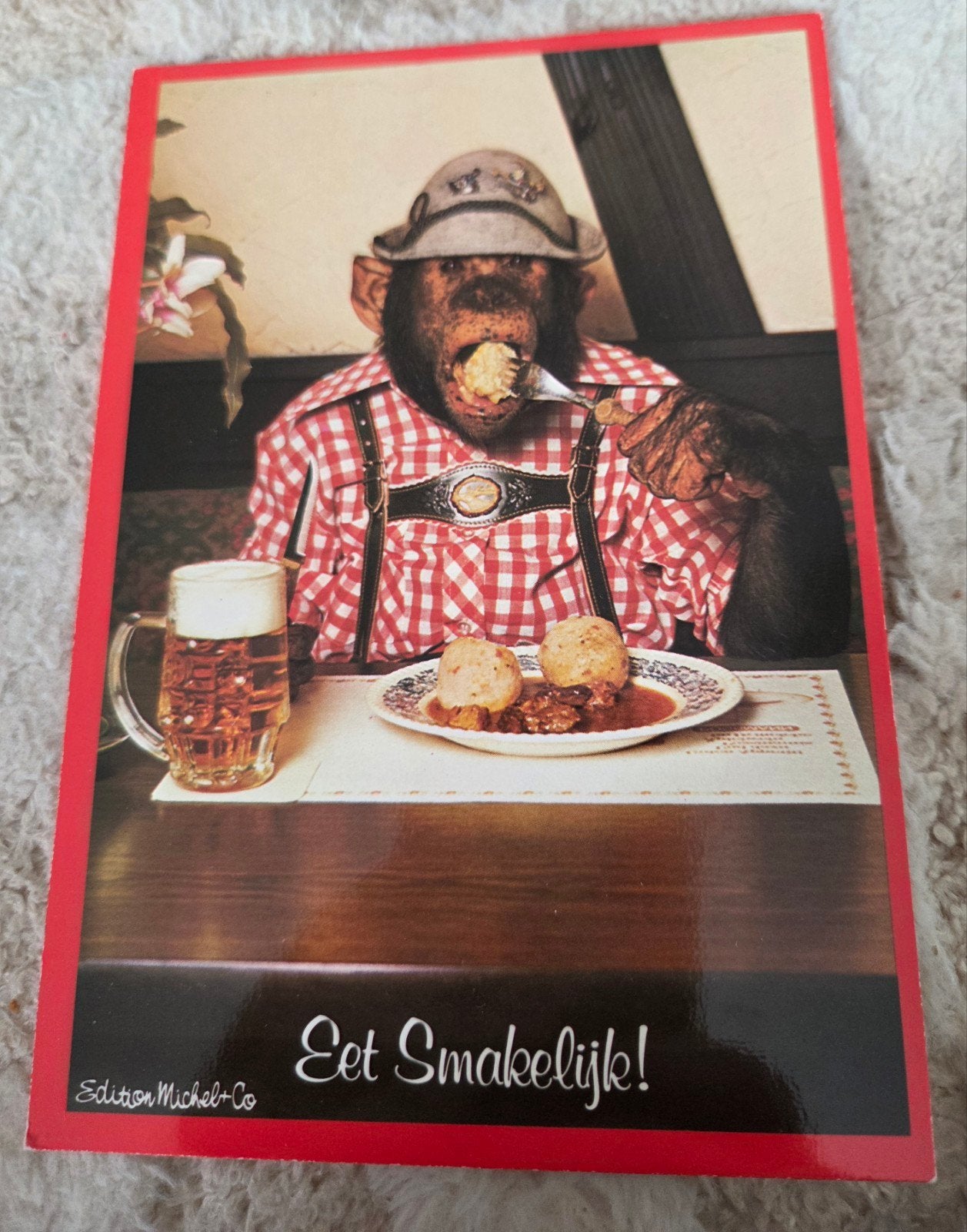 Grappige Ansichtkaart Aap in Lederhose - Eet Smakelijk!, Verzenden, 1980 tot heden, Ongelopen, Overige thema's