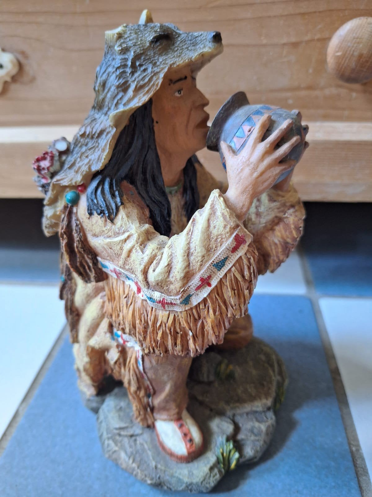 Indianen beeldje met wolf hoofddeksel en pot, Ophalen of Verzenden, Zo goed als nieuw